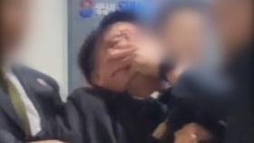 입 틀어막힌 소아청소년과의사회장, '퇴거 불응' 혐의로 경찰 조사