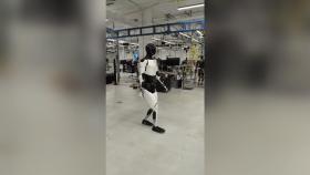 '사람처럼 걷는 AI 로봇' 시대...휴머노이드 경쟁 치열