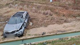 익산에서 SUV가 논에 추락...60대 운전자 사망
