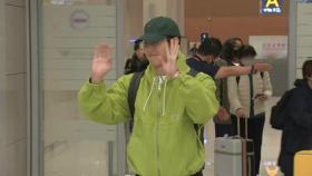 [현장영상+] 이강인, 인천공항 도착...미소 띠며 팬들에 인사