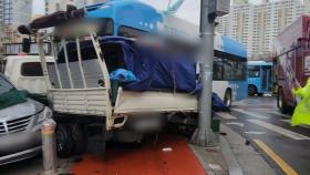 부산 양정동 교차로서 시내버스가 승용차 등 3대 충돌