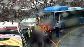 창원 도로 달리던 시내 버스·승용차 충돌...4명 이송