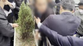 울산 유세현장서 이재명에 접근한 남성 경찰에 제지