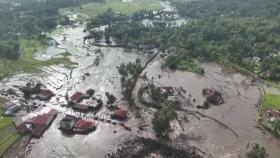 인도네시아 수마트라 폭우에 제방 무너져...30여 명 사망