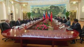 경제 사절단 이끌고 방중한 푸틴, 시진핑과 정상회담