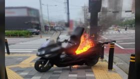 경기 화성서 달리던 오토바이 불...엔진 과열 추정