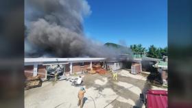 파주 가구공장에서 불...외국인 노동자 2명 대피