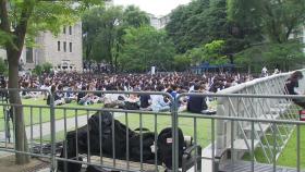 콘서트 방불케하는 대학축제...인파 몰리자 '외부인 차단'