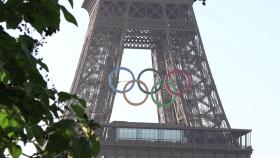 파리올림픽 D-49...에펠탑에 대형 오륜 조형물