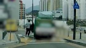 [영상] 내리막길 굴러가는 1t 트럭...'슬리퍼 시민'이 멈춰 세워