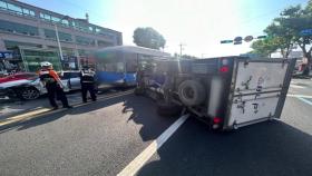 1톤 트럭이 중앙선 넘어 시내버스·승용차 충돌...2명 이송