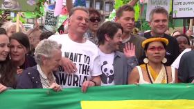 '즉각적인 대응' 영국서 대규모 환경단체 시위...배우 엠마 톰슨도 참가