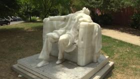 美 동부 폭염에 녹아내린 링컨 밀랍 조각상