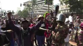 케냐 증세 반대 시위에 경찰 실탄 발사...