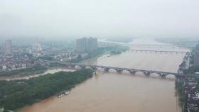 中 양쯔강 올해 첫 홍수...'강변장성' 4년 만에 닫혔다