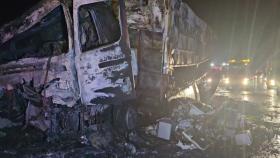 호남고속도로 가드레일 들이받은 18톤 화물차에서 불