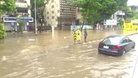 인도 뭄바이 5년 만의 폭우...동부에선 벼락 맞아 12명 사망