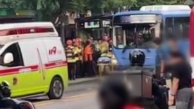 버스 바퀴에 깔린 70대 여성...시민들이 구조