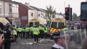 英 댄스교실 흉기 난동 항의 시위...경찰과 충돌