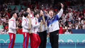 北 선수단 '삼성 스마트폰' 수령 논란...IOC 