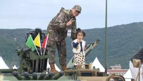 첨단 무기 체험에 부자 기운도 얻고...축제장 '북적'