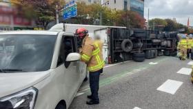 음주 차량이 중앙선 침범...넘어진 트럭에 잇따라 '쾅쾅'