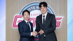 FA 김원중, 롯데에 잔류...4년 최대 54억 원에 계약