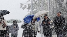 한반도 상공 몰려오는 '찬 공기'...'이례적 첫눈' 폭설 더 온다 [Y녹취록]