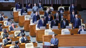국무위원들, 계엄사태 기립 사과...김문수 자리 지켜