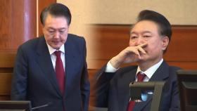 [현장영상+] 헌재 심판정 입정한 尹, 목례 후 착석...다소 무거운 얼굴