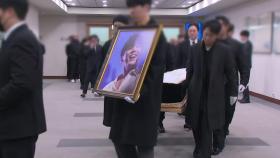 휘성, 동료·팬 눈물 속 발인...