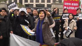 계란 봉변에 자리다툼 신경전...험난한 '거리의 정치'