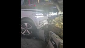 한밤중 도심 달리던 SUV 인도 침범...음주 여부 조사