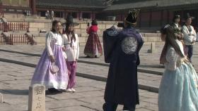휴일 도심 속 고궁서 봄 나들이...창덕궁 '북적'