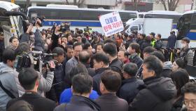 또 헌재로...자리싸움에 '달걀 자작극' 음모론까지