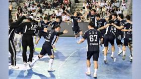 두산, 핸드볼 리그 10년 연속 우승...MVP 이한솔