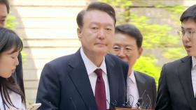 윤 전 대통령 첫 공개 출석...질문에 '묵묵부답'