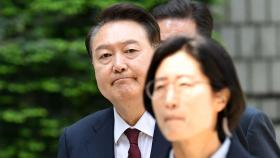 포토라인 지나친 윤 전 대통령...취재진 질문에 묵묵부답