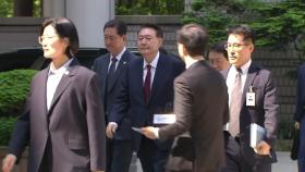 [현장영상+] 윤석열 전 대통령 법원 도착...취재진 질문에 묵묵부답