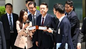 취재진 질문에 묵묵부답...윤, 공판 종료 뒤 발언 주목