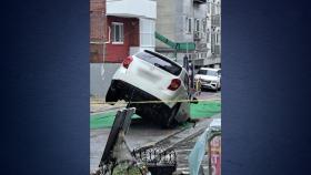 달리던 SUV 앞으로 '푹'...호우에 흙 쓸려가
