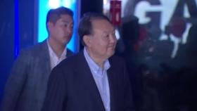 [현장영상+] 윤석열, 파면 후 첫 공개 외부활동...전한길과 부정선거 관련 영화 관람