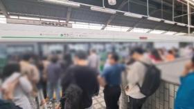 지하철 2호선 열차 출입문 고장...대림역 20분 정차