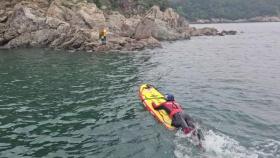 충남 태안 부억도 갯바위 60대 등 2명 고립...구조