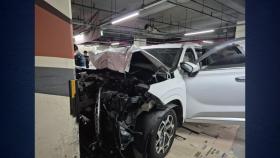 대형마트 주차장 기둥에 SUV 돌진...80대 운전자 사망