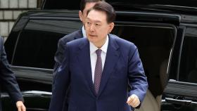윤 전 대통령, 법원 출석...특검 관련 질문에 '침묵'