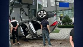 상가로 밀린 SUV에 3명 다쳐...전신주 충돌한 운전자 숨져