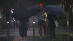 비바람에 뒤집힌 우산...폭우에 강풍주의보까지