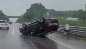영주 중앙고속도로에서 SUV 전복...