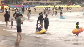 폭염 피해 바다로...이 시각 부산 광안리해수욕장
